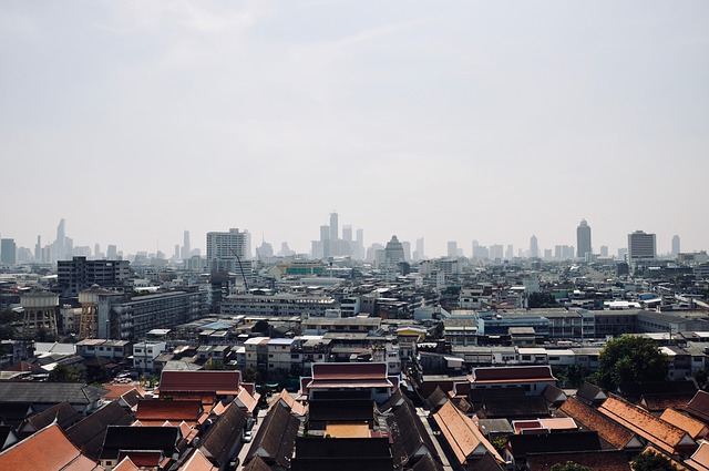 Symbolbild Blick über die Dächer einer südostasiatischen Stadt