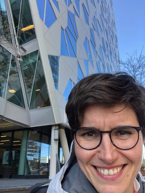 Kristin Theis vor dem Deloitte-Büro-Gebäude in Oslo, Norwegen
