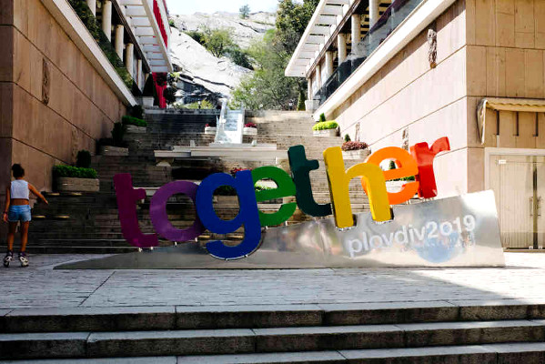 Eine große Treppe in Plovdiv mit einem Aufsteller davor, der den Schriftzug "together" trägt