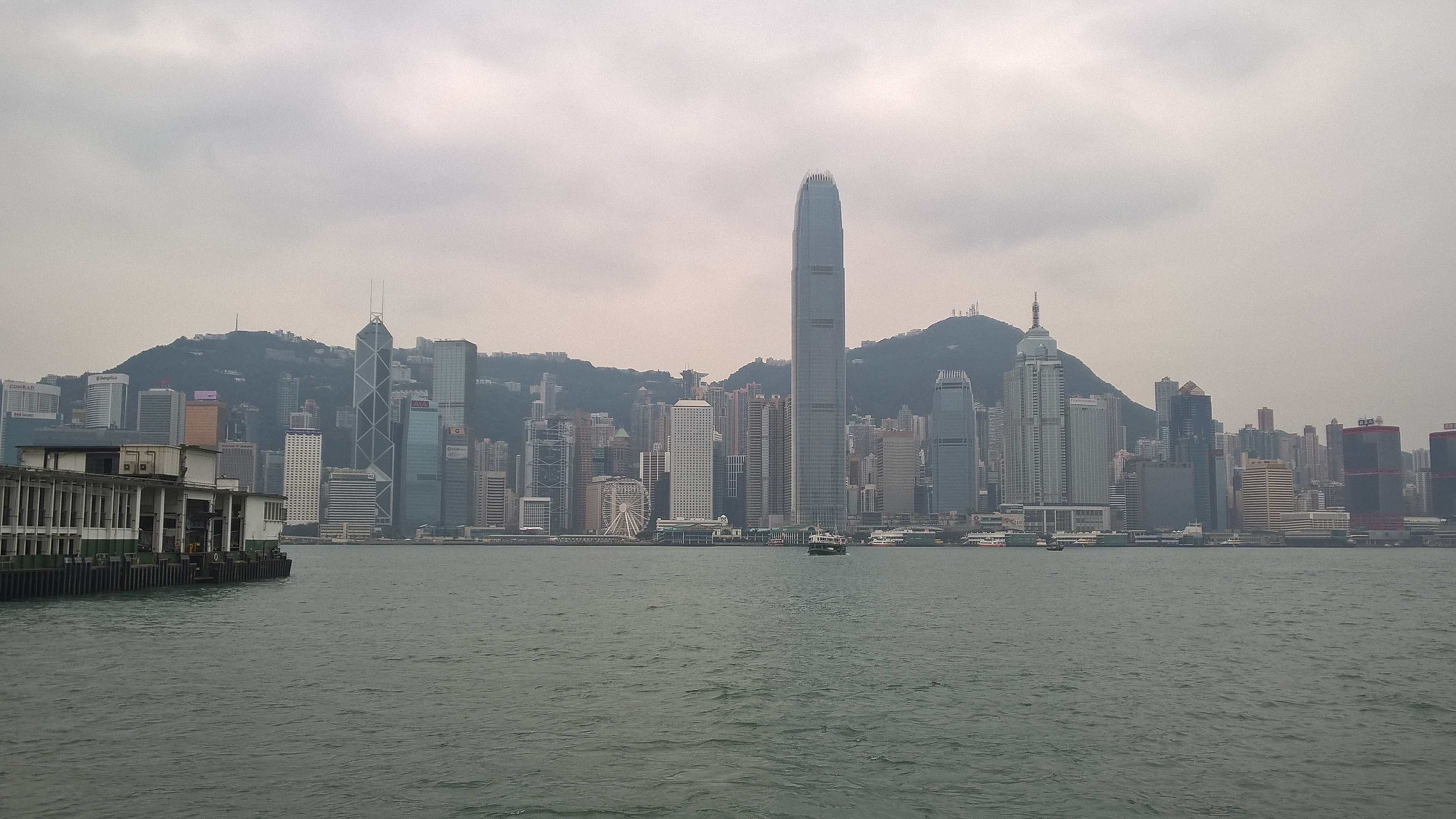 Blick vom Meer auf den Hafen von Hongkong