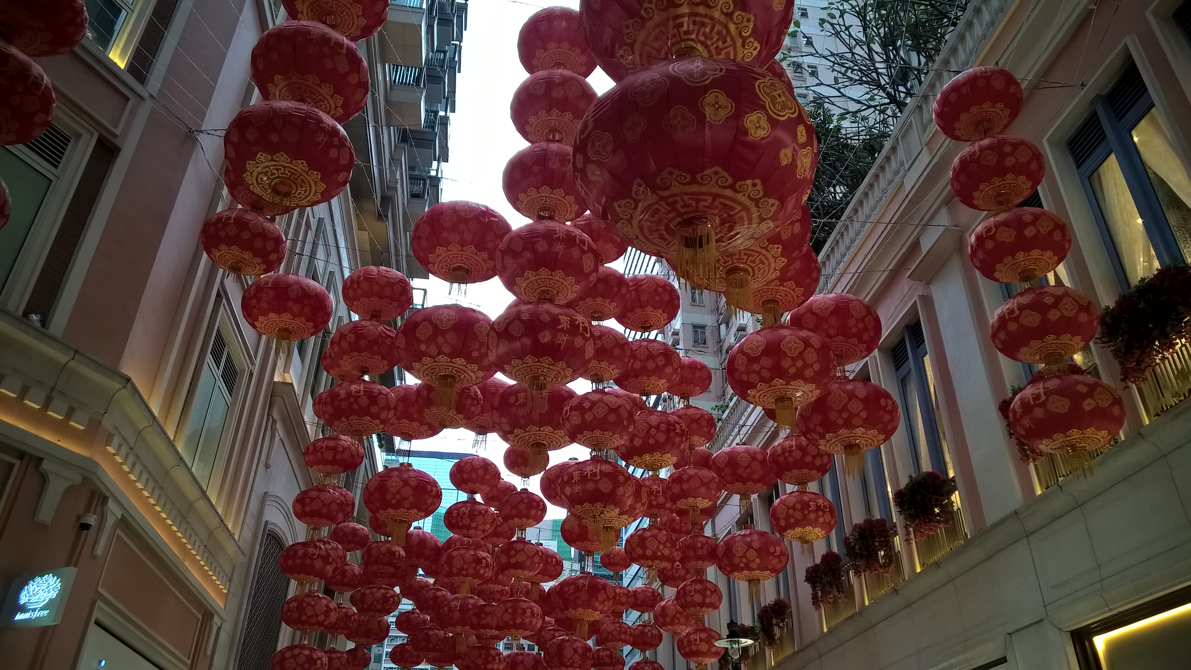 Rote Laternen schmücken die Straßen zum chinesischen Neujahr