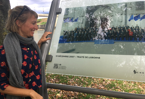 Hanna Hahn vor einer EU-Gedenktafel zum Vertrag von Lissabon